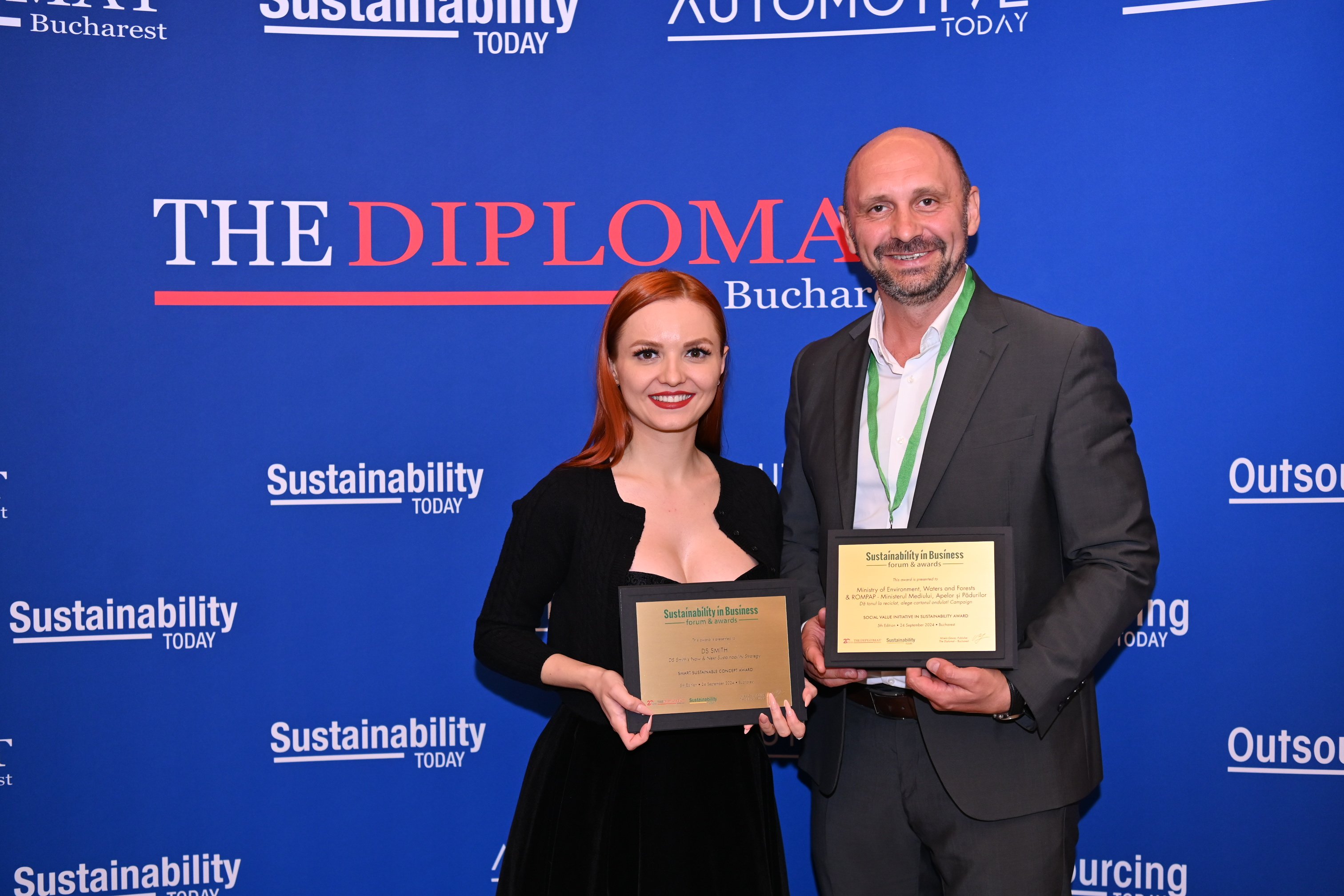 Prezența DS Smith pe scena Sustainability in Business Forum & Awards 2024 prin Denisa Boar, Cluster Comunications Manager Packaging și Marius Juncănariu, Directorul General al fabricii de hârtie DS Smith din Zărnești și Vice Președinte ROMPAP