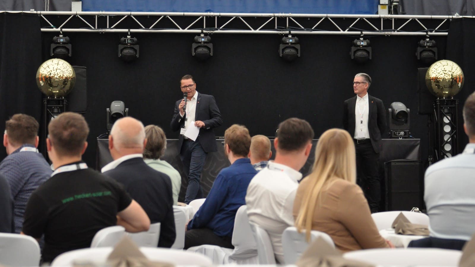 Oliver Hettstedt, Site Manager DS Smith Arnstadt, und Torsten Kühn, Sales, Marketing & Innovation Manager für den dem Standort zugehörigen Bereich, begrüßen die anwesenden Kunden, die der Einladung zur Feier des 50-jährigen Jubiläums gefolgt waren. Bildquelle: DS Smith