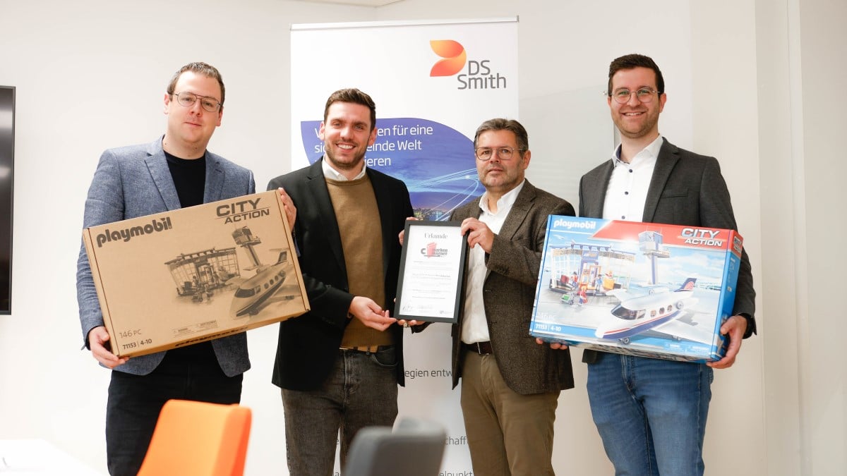 Übergabe der Urkunde durch Matthias Mahr, Redaktion Lebensmittel Praxis / LP economy (2. v.r.) an DS Smith für den Gewinn der Gold Medaille in der Kategorie Nachhaltigkeit mit dem wendbaren Versandkarton für PLAYMOBIL.