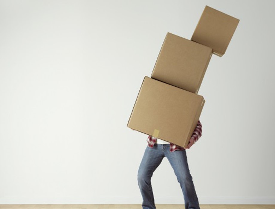 DS Smith_Den Ruf der Verpackung erkunden_Mann mit Boxen.jpg